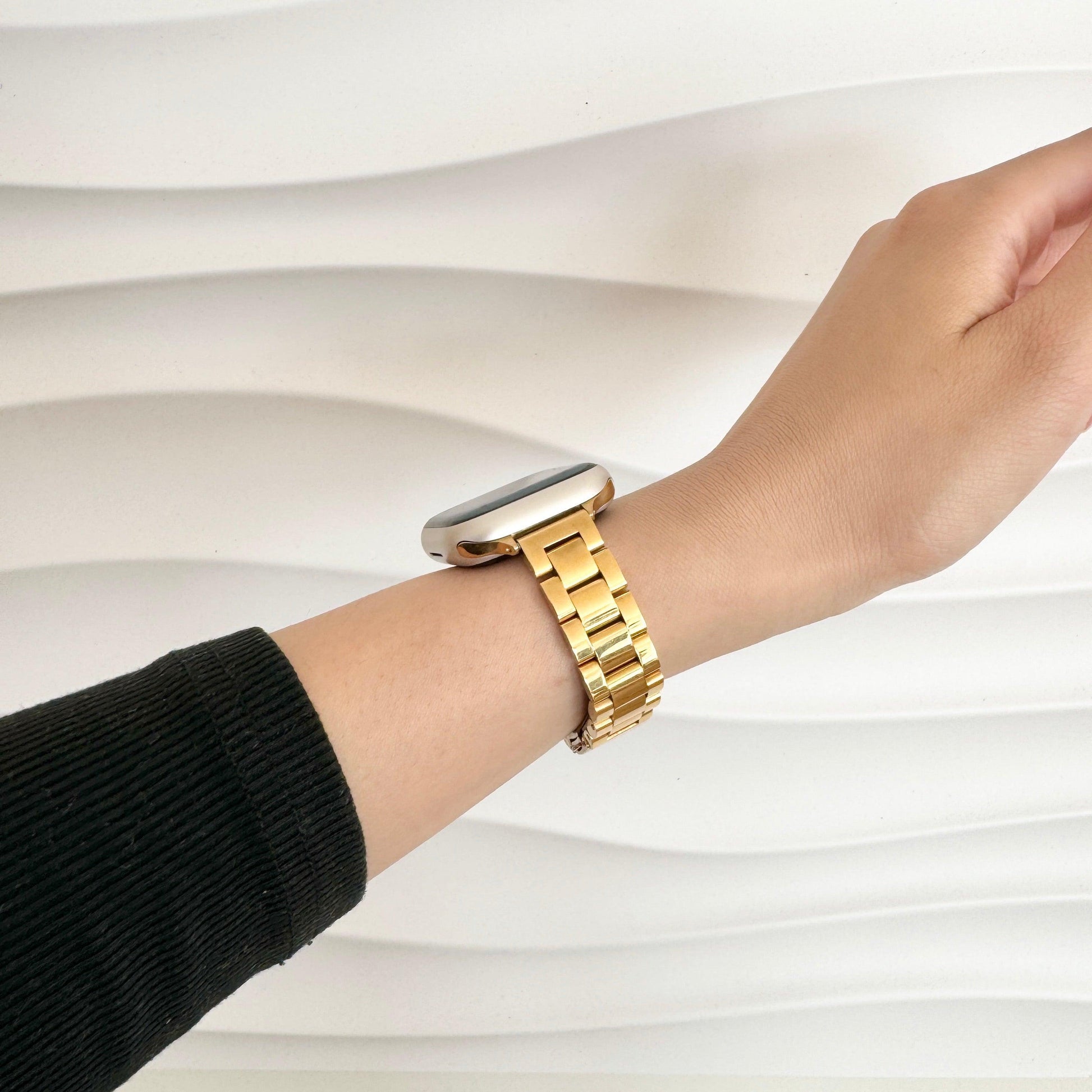 St-Steel_Mirror_Slim_Oyster_Apple_Watch_Strap_-_Gold 5