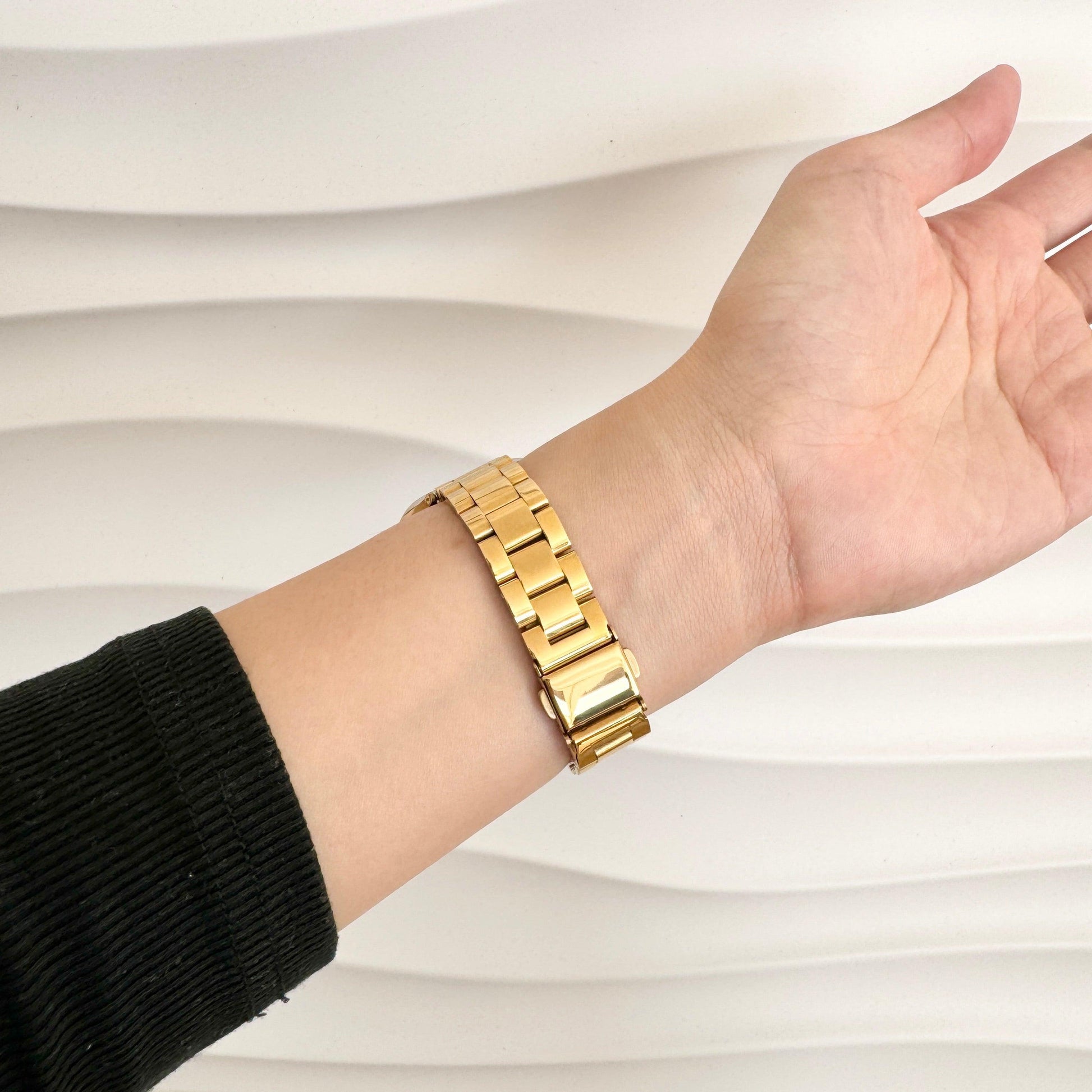 St-Steel_Mirror_Slim_Oyster_Apple_Watch_Strap_-_Gold 6