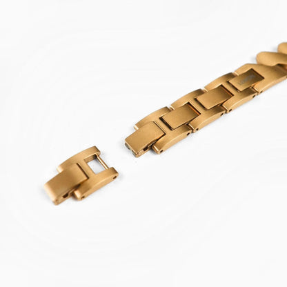 Lightning Apple Watch Band in 18k gold plated, close-up of the two clasp pieces on white