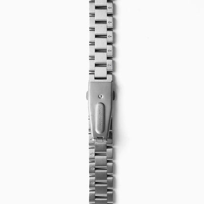 Slim Oyster Apple Watch Band in silver stainless steel, close-up of the folding clasp